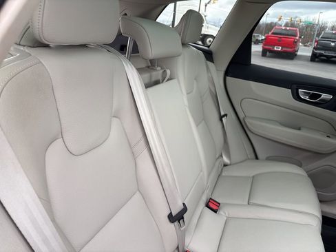 Used 2023 Volvo XC60 B5 Plus image 39