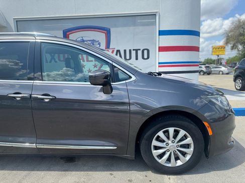 Used 2019 Chrysler Pacifica Touring-L FWD image 20