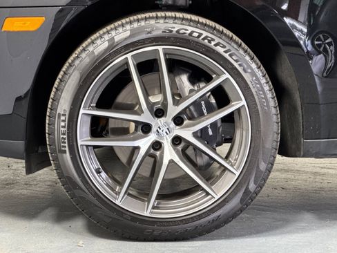 Certified 2025 Porsche Macan image 32