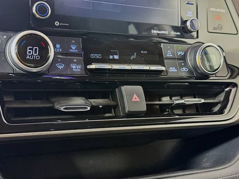Used 2020 Toyota Highlander XLE AWD/4WD image 17