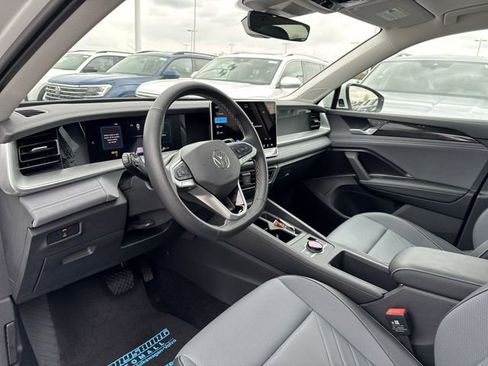 Used 2025 Volkswagen Tiguan SE AWD/4WD image 10