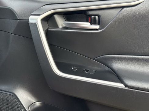 Used 2020 Toyota RAV4 XLE Premium FWD image 32
