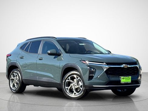 Used 2026 Chevrolet Trax LT w/ Driver Confidence Package FWD image 2