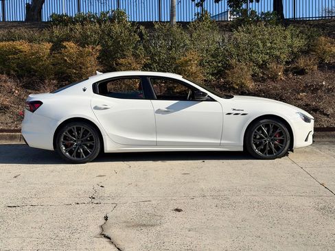 Used 2022 Maserati Ghibli Modena Q4 image 2