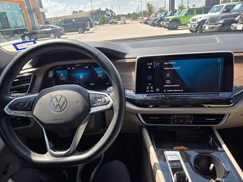 Used 2024 Volkswagen Atlas SE w/ Panoramic Sunroof Package FWD image 10