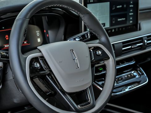 Used 2025 Lincoln Corsair Reserve AWD/4WD image 32