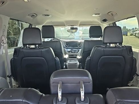 Used 2024 Chrysler Pacifica Touring-L FWD image 9