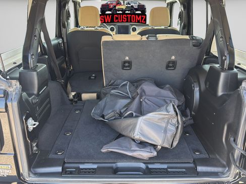 Used 2021 Jeep Wrangler Unlimited Sahara AWD/4WD image 11