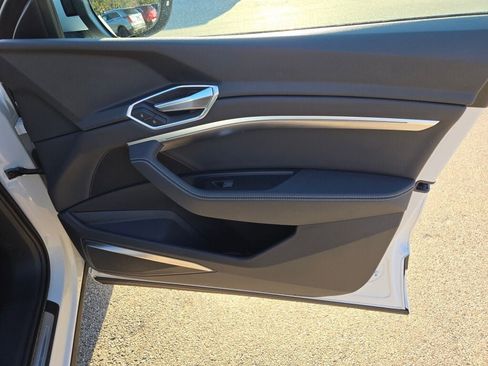 Used 2022 Audi e-tron Premium Plus w/ Premium Plus Package image 6