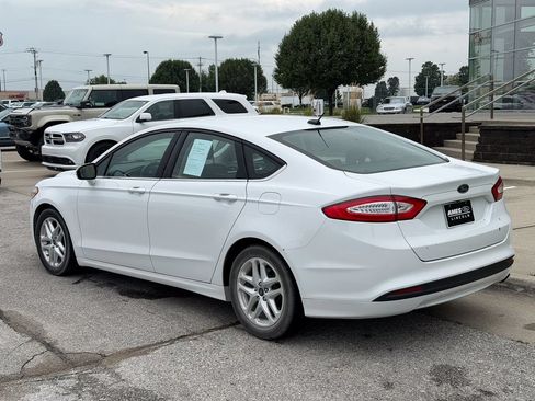 Used 2015 Ford Fusion SE FWD image 4