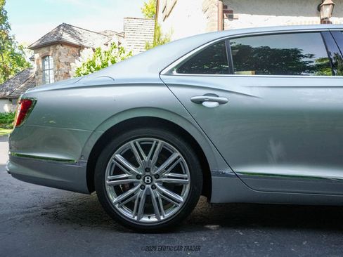 Used 2022 Bentley Flying Spur V8 image 10