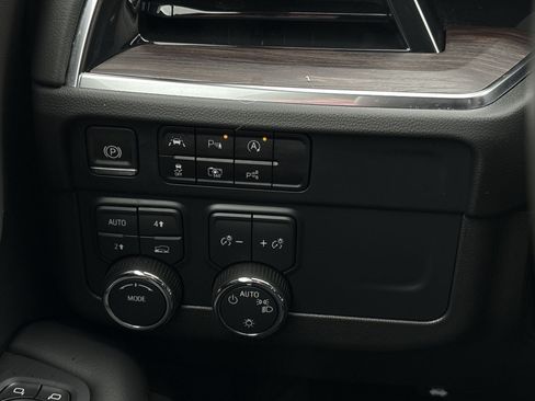 Used 2025 Chevrolet Tahoe LT AWD/4WD image 19