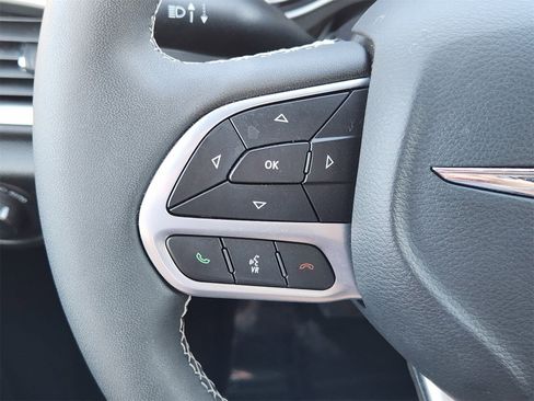 Used 2025 Chrysler Pacifica Select image 34