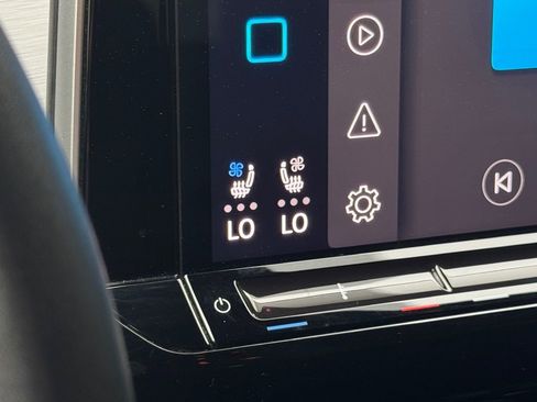 Used 2024 Volkswagen Atlas Cross Sport SE image 7