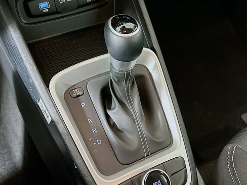 Used 2025 Hyundai Venue SEL image 24