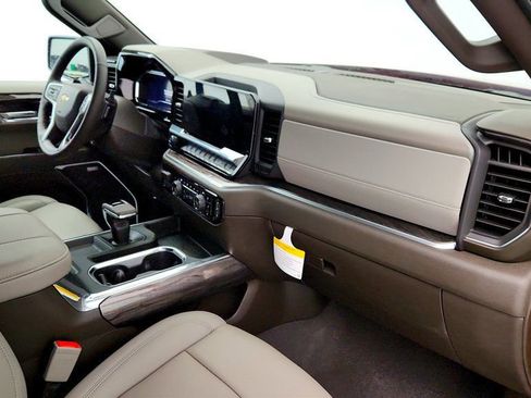 Used 2025 Chevrolet Silverado 1500 LTZ w/ LTZ Premium Package image 25