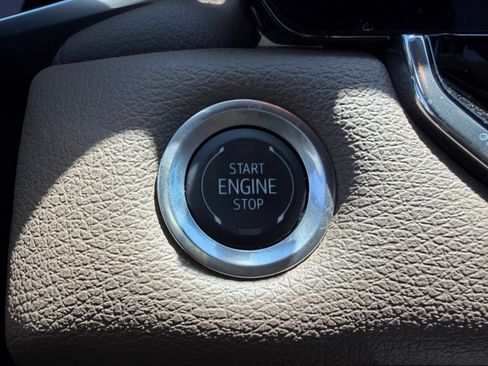 Used 2024 GMC Canyon Denali AWD/4WD image 10