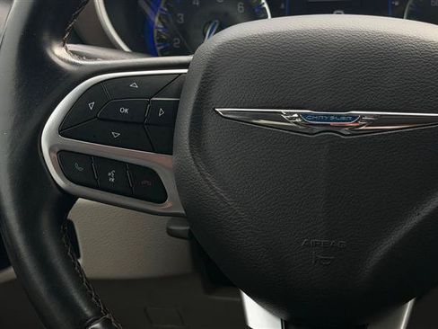 Used 2018 Chrysler Pacifica Touring-L FWD image 29