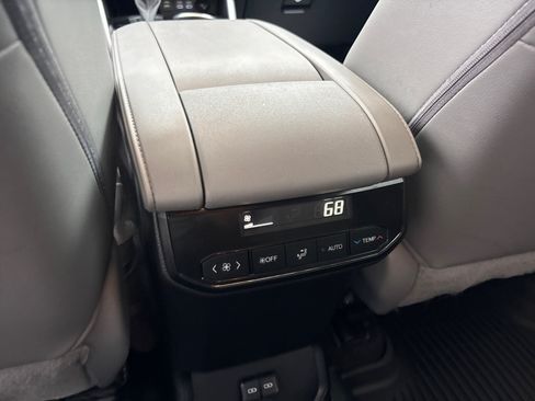 Used 2023 Toyota Highlander XLE AWD/4WD image 33
