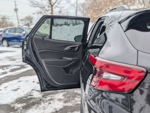 Used 2025 Chevrolet Trax RS w/ Sunroof Package image 34