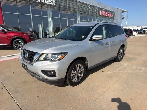 Used 2019 Nissan Pathfinder SV FWD image 1