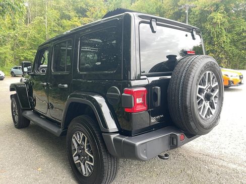 Used 2025 Jeep Wrangler Unlimited Sahara AWD/4WD image 25