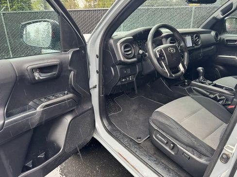 Used 2021 Toyota Tacoma TRD Off-Road w/ Technology Package AWD/4WD image 6