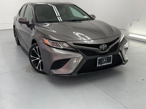 Used 2018 Toyota Camry SE w/ Accessory Appearance Package image 6