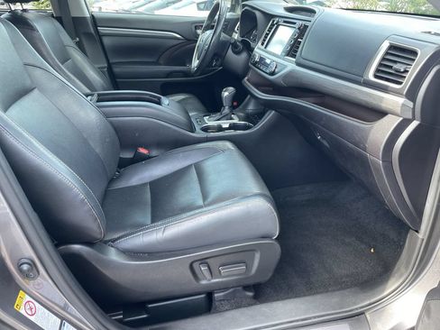 Used 2019 Toyota Highlander Limited Platinum AWD/4WD image 35
