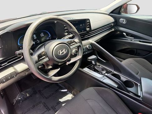 Used 2025 Hyundai Elantra SE w/ Cargo Package FWD image 9