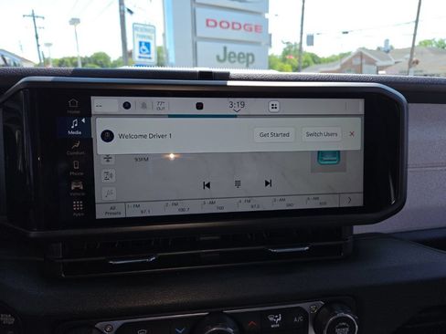 Certified 2025 Jeep Gladiator Sport AWD/4WD image 16