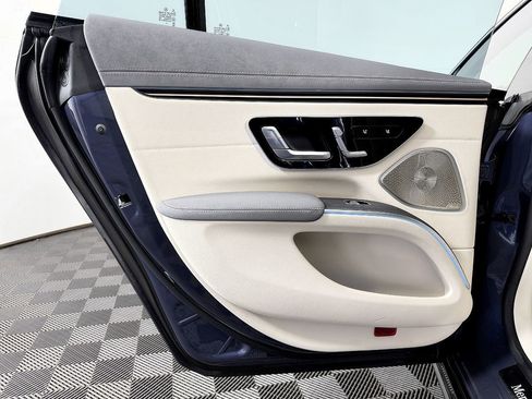 Used 2022 Mercedes-Benz EQS 580 4MATIC Sedan image 32