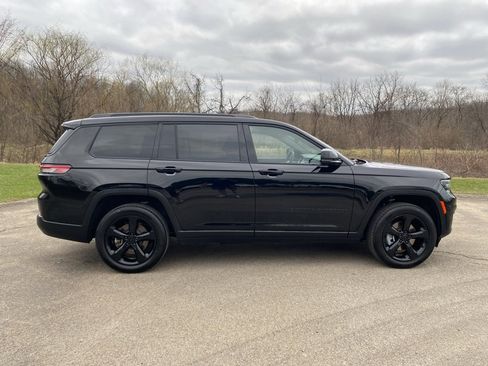 Used 2023 Jeep Grand Cherokee L Laredo image 2