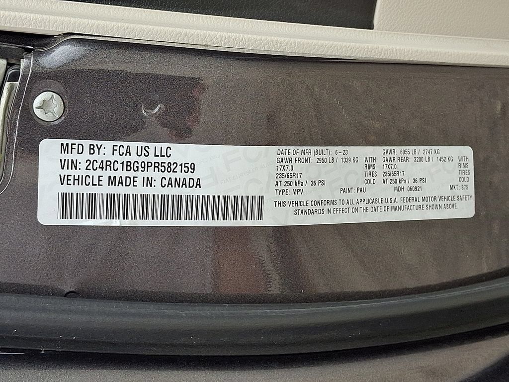 Used 2023 Chrysler Pacifica Touring-L FWD image 28