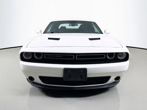 Used 2022 Dodge Challenger SXT image 2