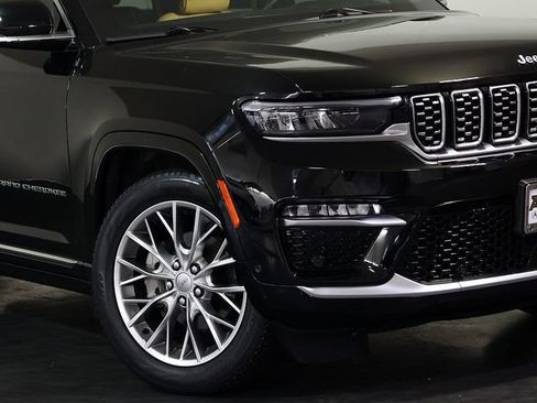 Used 2023 Jeep Grand Cherokee Summit w/ Luxury Tech Group V AWD/4WD image 8