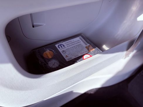 Used 2024 Chrysler Pacifica Touring-L image 10