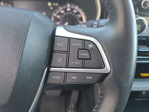 Certified 2024 Toyota Highlander XLE image 28