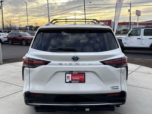 Used 2021 Toyota Sienna Limited image 4