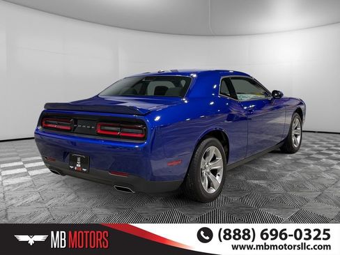 Used 2019 Dodge Challenger SXT image 3