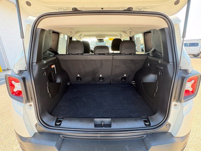 Used 2023 Jeep Renegade Latitude AWD/4WD image 29