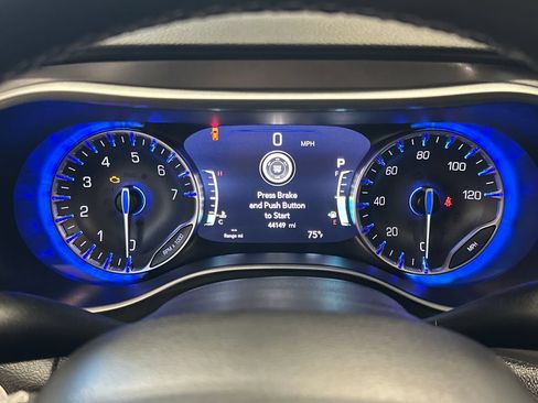 Used 2025 Chrysler Pacifica Select FWD image 16