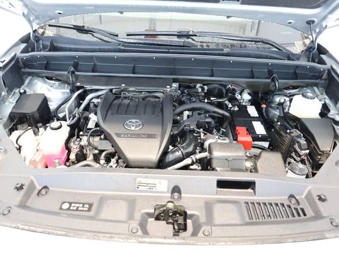 Used 2024 Toyota Highlander XLE AWD/4WD image 43