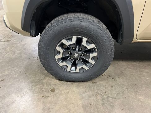 Used 2020 Toyota Tacoma TRD Off-Road AWD/4WD image 9