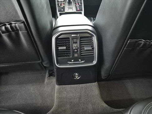Certified 2022 Porsche Macan AWD/4WD image 19