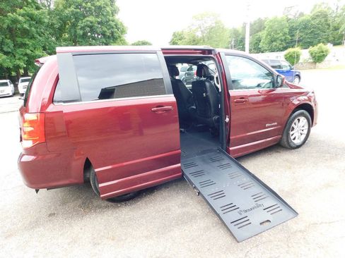 Used 2018 Dodge Grand Caravan SXT FWD image 3