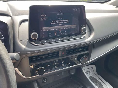 Used 2025 Nissan Rogue S FWD image 19