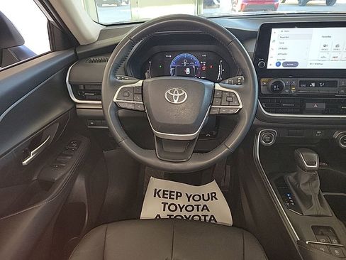 Used 2025 Toyota Grand Highlander AWD image 12