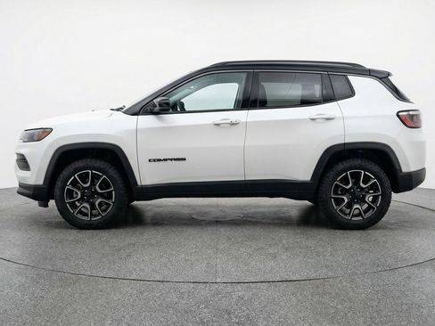 Used 2025 Jeep Compass Trailhawk AWD/4WD image 5