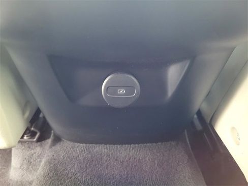 Used 2022 Volvo XC60 B5 Momentum image 14